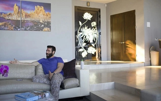 Triệu phú Dan Bilzerian cũng sở hữu bộ sưu tập đồng hồ đắt đỏ như chiếc Audemars Piguet trị giá 500.000 USD với lớp mạ vàng đẹp đẽ. Anh cũng là fan của các hãng đồng hồ cao cấp khác như Hublot và Richard Mille. Ảnh: Getty