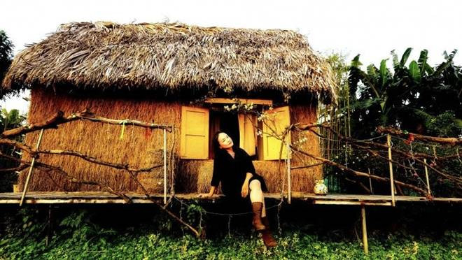 Trước đó, diễn viên Tú Oanh từng nhiều lần chia sẻ hình ảnh bên mái "nhà tranh" của mình.