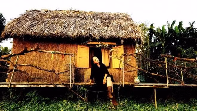 Trước đó, diễn viên Tú Oanh từng nhiều lần chia sẻ hình ảnh bên mái "nhà tranh" của mình.