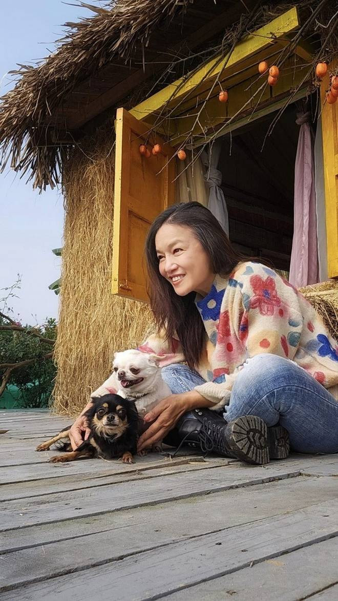 Được biết, ngôi nhà tranh của diễn viên Tú Oanh tọa lạc tại Long Biên (Hà Nội).