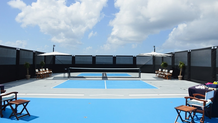 Trên siêu du thuyền còn có sân chơi thể thao.