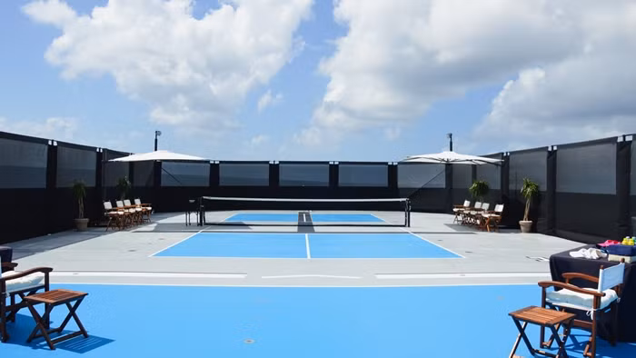 Trên siêu du thuyền còn có sân chơi thể thao.