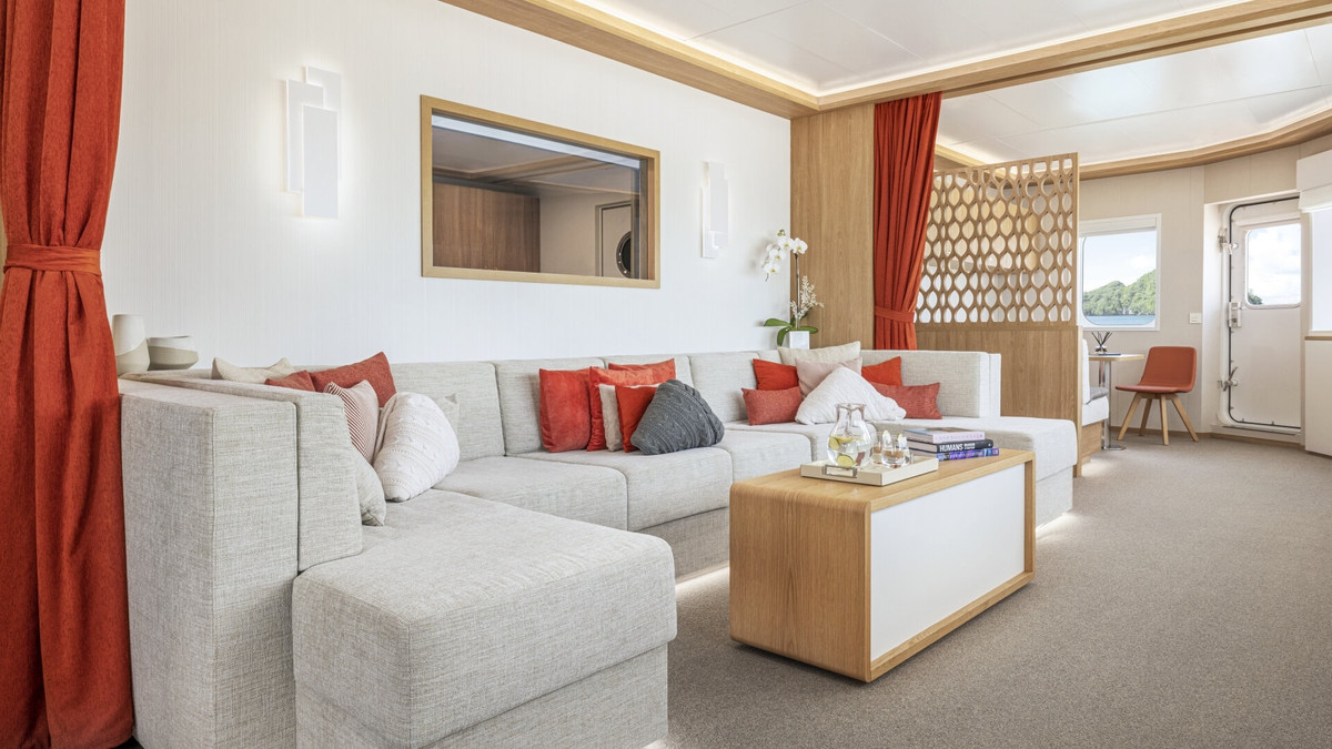 Đây là du thuyền hai thân dài khoảng 68m do kỹ sư Astilleros Armon chế tạo.