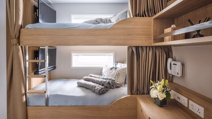 Giường tầng thiết kế gọn gàng, tiết kiệm diện tích.