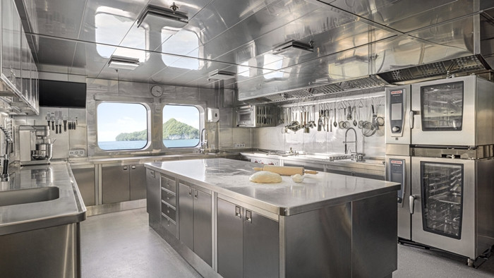 Trên du thuyền còn thiết kế riêng một khu bếp rộng rãi.