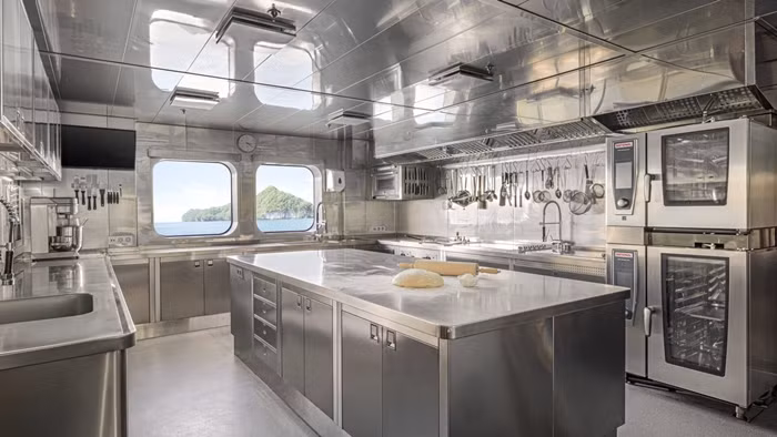 Trên du thuyền còn thiết kế riêng một khu bếp rộng rãi.