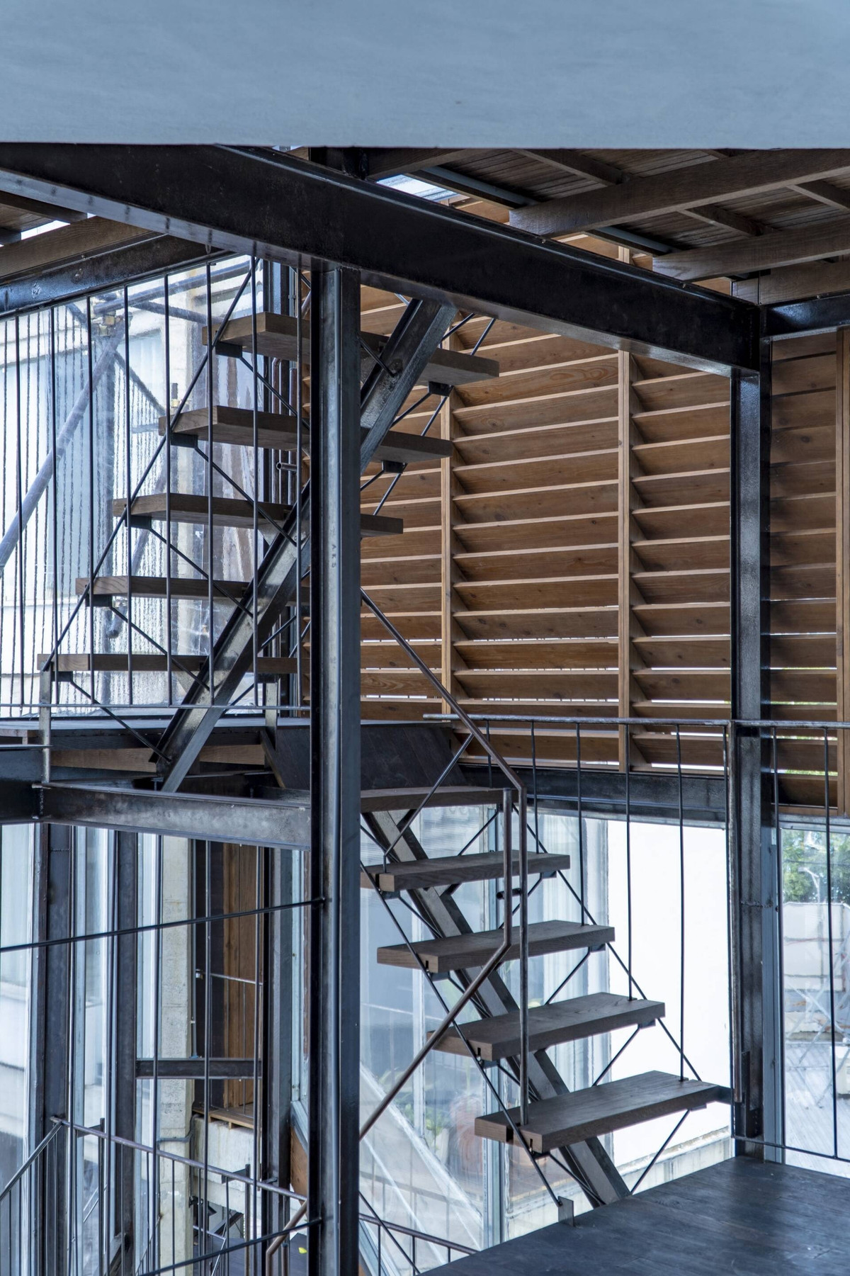 Khách sạn được bố trí các không gian công năng xen kẽ nhau theo chiều dọc. Tầng trệt là khu vực tiếp khách cafe, quầy bar 6 chỗ.