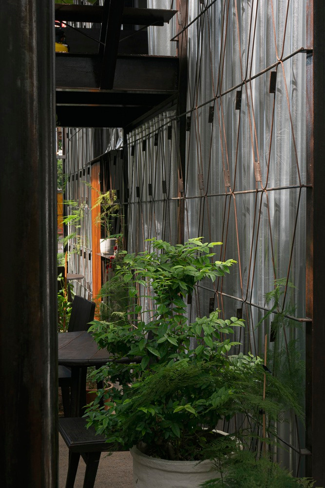 Cây xanh xuất hiện đan xen mọi không gian, giúp trung hòa màu sắc và thanh lọc không khí hiệu quả. Nguồn ảnh: Duy Nhat, Le Ba Loc