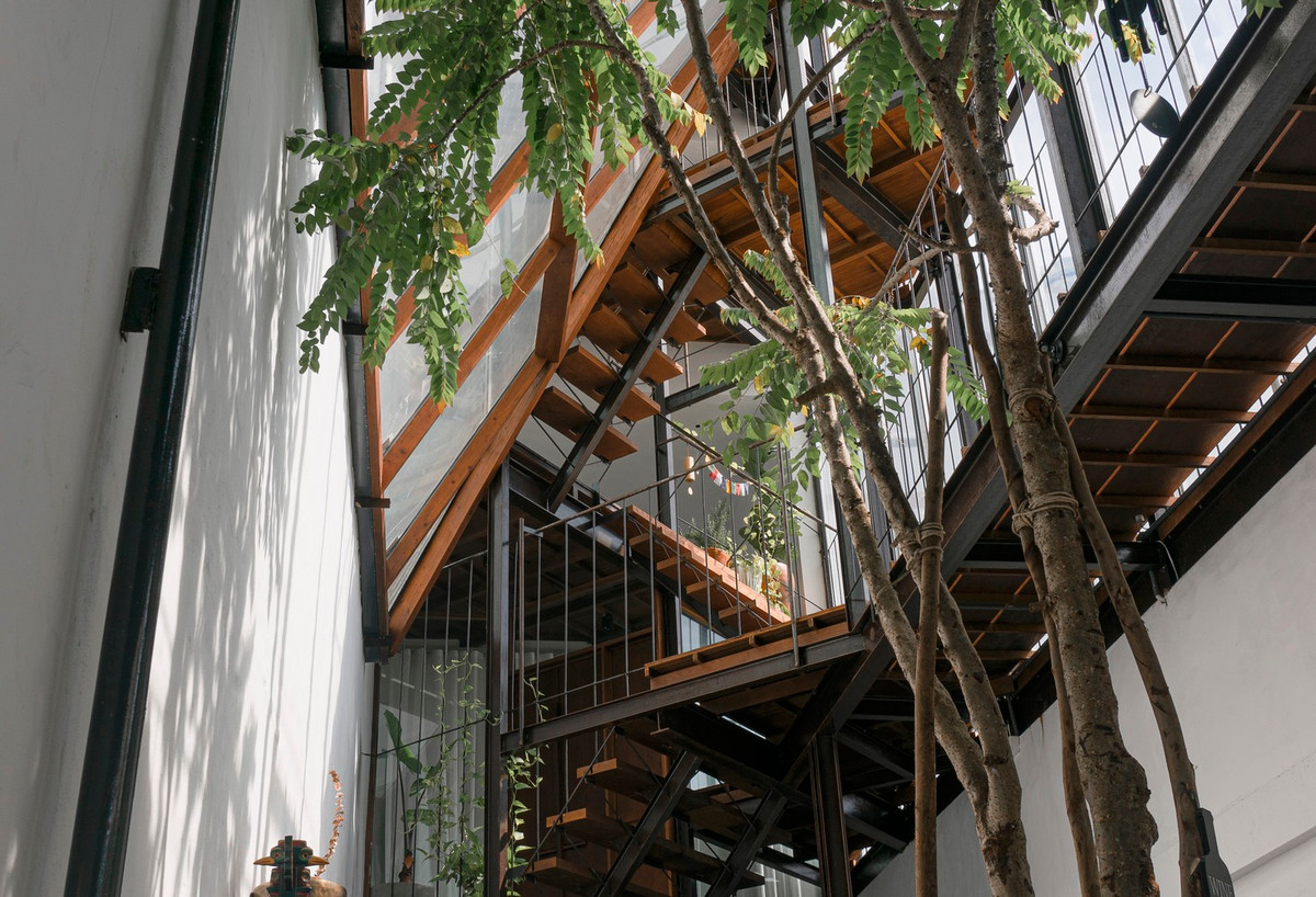 Phía trên là tầng lửng dành riêng cho đọc sách, thư giãn, giúp khách hàng tận hưởng không khí thoáng đãng và kết nối với cảnh quan thiên nhiên trên cao.