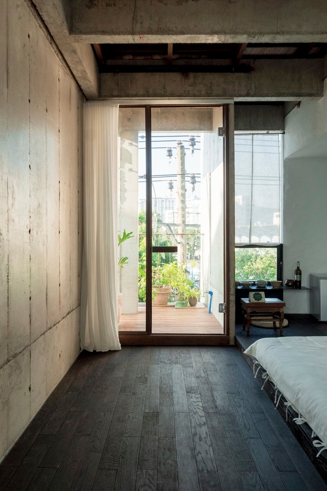 Xung quanh phòng là không gian mở dùng chung, nhiều cây cối, được kết nối bằng lối đi bằng gỗ và thép.