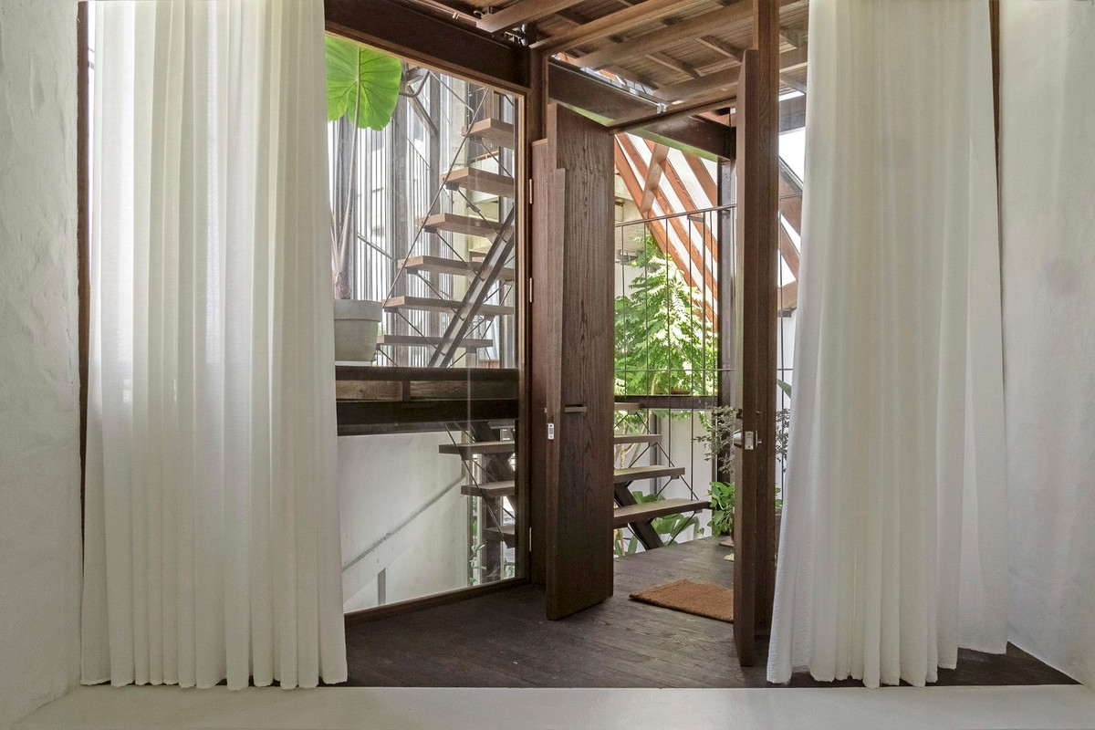 Tầng 4 là khu vực thiền, yoga, có thể bao quát toàn cảnh công trình bên dưới. Các tầng trên khép kín hơn, được bố trí thành các phòng lưu trú.