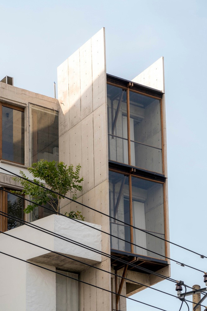 Do đó, những cánh cửa được bố trí nhiều nhất có thể, giúp kết nối con người với con người, và con người với thiên nhiên.