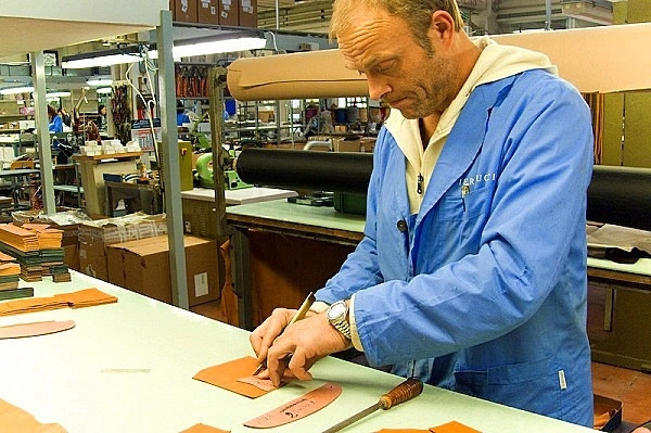 Khi nhận được da, người thợ cắt phải hình dung trong đầu phần da nào ứng với bộ phận nào của túi trước khi cắt, sao cho tránh lãng phí và làm cho chiếc túi trông tự nhiên nhất. Ảnh: BI