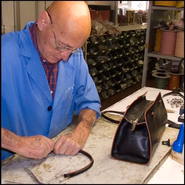 Một chiếc túi xách may xong hoàn chỉnh cũng chưa thể xuất xưởng ngay lập tức mà phải trải qua công đoạn kiểm tra. Ảnh: Getty