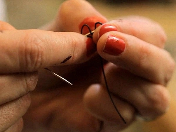 Tiếp theo là công đoạn ghép và may túi. Công việc này đòi hỏi sự chính xác và tập trung cao độ. Do được làm từ da nguyên chất, mỗi lỗ kim trên túi chỉ được đóng một lần nên đòi hỏi sự chính xác tuyệt đối. Ảnh: Getty