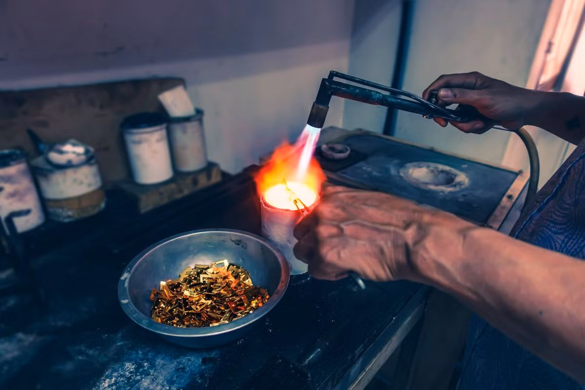 Người châu Âu thời trung cổ cho rằng uống vàng nóng chảy với ngọc lục bảo nghiền nát có thể chữa khỏi bệnh dịch hạch.