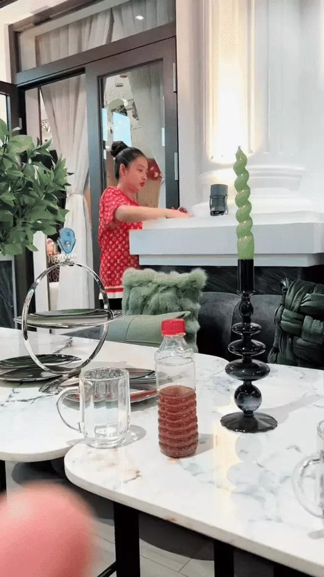 Dịp Tết vừa qua, hotgirl Mai Tây cùng mẹ chồng trang hoàng căn villa lộng lẫy khiến dân tình không khỏi trầm trồ. Ảnh chụp màn hình