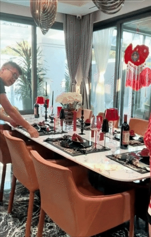 Bộ khăn lót đĩa trên bàn ăn cũng có giá gần chục triệu một chiếc. Ảnh: @simontu89