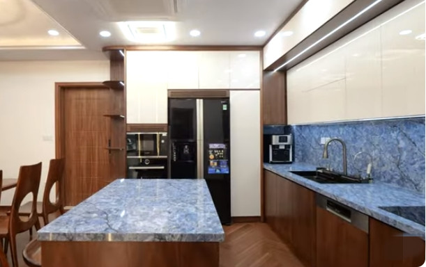 Khu bếp thiết kế thông minh, dù diện tích không lớn nhưng công năng tối ưu. Tông màu đá ốp bàn đảo và bếp lạ mắt.