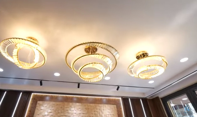 Phía trên bàn trà là ba chiếc đèn chùm độc đáo, mang đến hiệu ứng ánh sáng đẹp mắt.