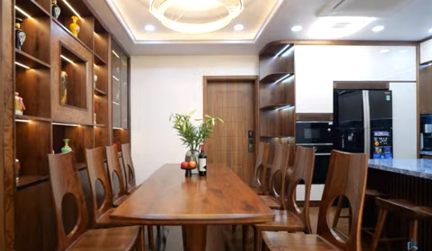 Bàn ăn bằng gỗ óc chó đủ chỗ cho khoảng 8 người.