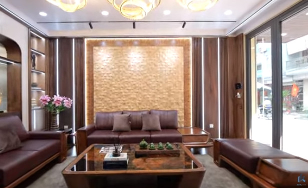 Một điểm đặc biệt nữa trong phòng khách là bức tranh gỗ mosaic tạo ra hiệu ứng lồi lõm đẹp mắt.