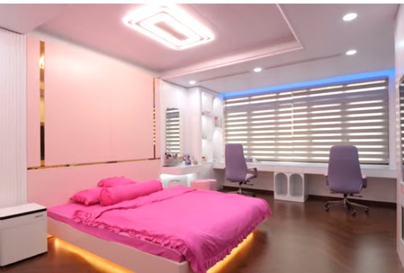 Phòng bé gái nổi bật với gam màu hồng.