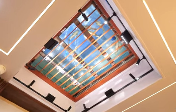 Khu vực giếng trời không chỉ giúp lấy sáng mà còn có một bể cá treo lơ lửng rất đặc sắc.