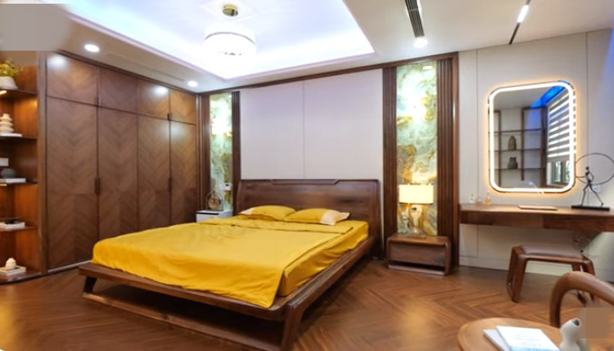 Tầng 2, 3, 4 và 5 là không gian riêng tư. Phòng ngủ master trên tầng 2 có chiếc giường bằng gỗ óc chó kích thước lớn.