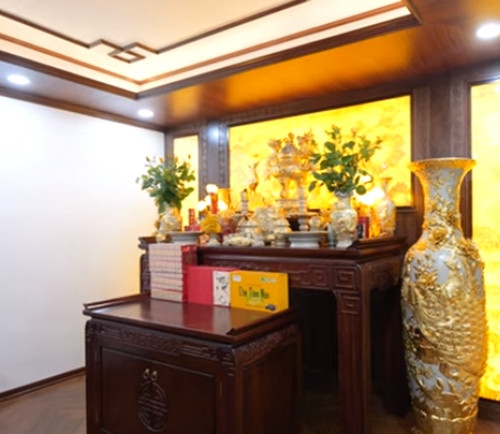 Phòng thờ trang nghiêm trên tầng cao nhất của căn nhà có nội thất bằng gỗ hương, sơn màu gốc óc cho đồng bộ. Nguồn ảnh: chụp màn hình NhaF