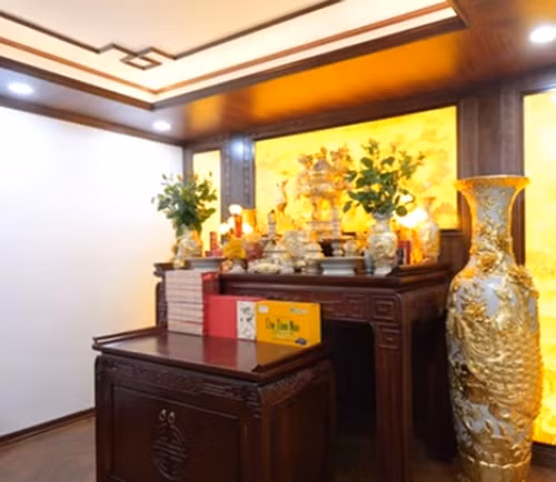 Phòng thờ trang nghiêm trên tầng cao nhất của căn nhà có nội thất bằng gỗ hương, sơn màu gốc óc cho đồng bộ. Nguồn ảnh: chụp màn hình NhaF