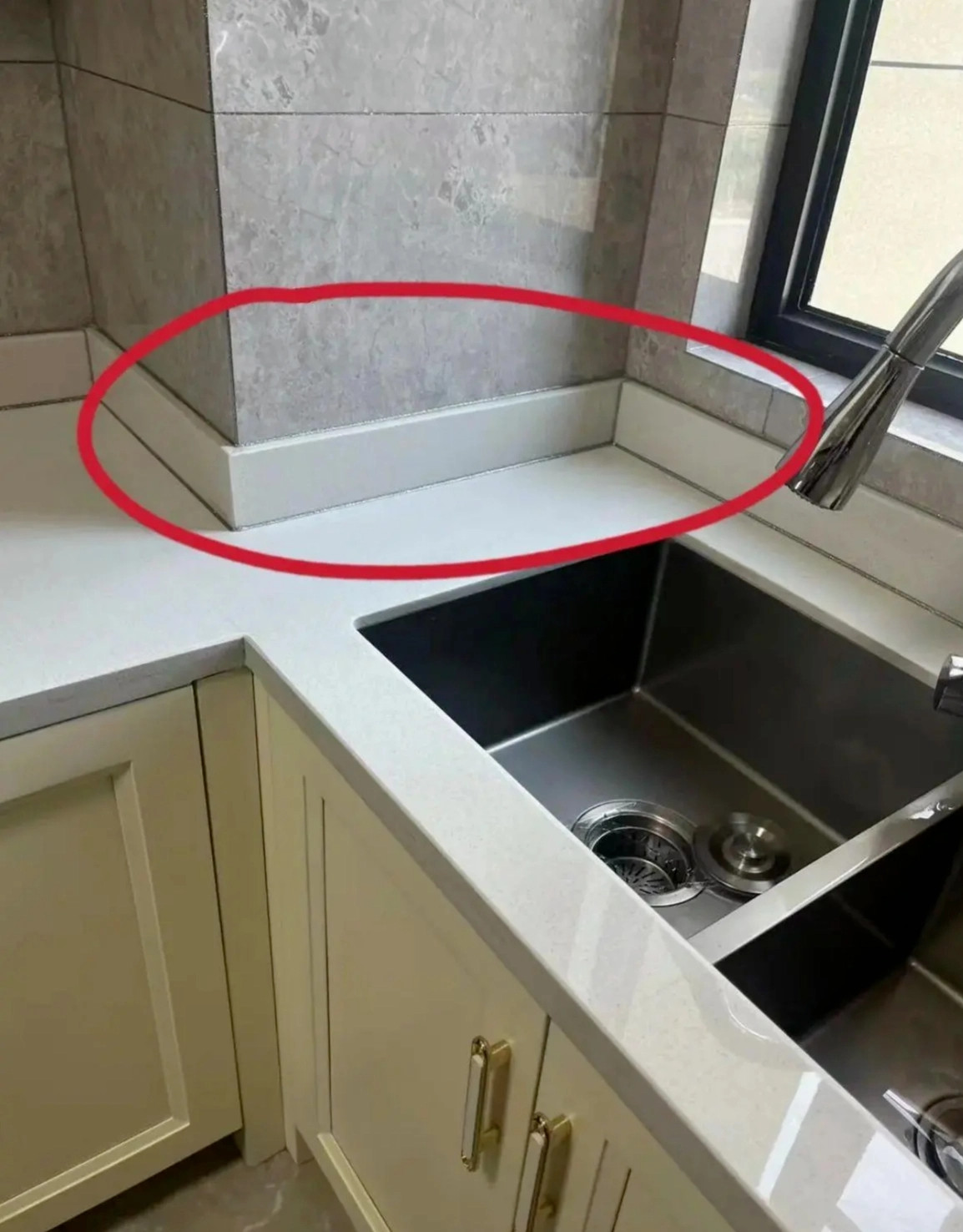 Dải chống thấm giúp che đi khoảng trống giữa mặt bàn đá thạch anh và gạch ốp tường, giúp cho không gian hài hòa và đẹp mắt hơn. Nhưng dải chống thấm thường bám bụi và khó làm sạch. Ảnh: Happynest