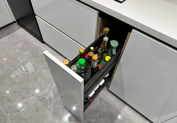 Do đó, giải pháp tốt hơn là sử dụng một chiếc tủ đứng để đựng các lọ gia vị. Tủ đứng có thể chứa được nhiều chai lọ hơn và việc lấy ra cũng dễ dàng hơn. Ảnh: Getty