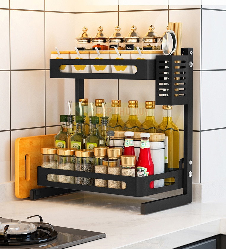 Các chai lọ đựng gia vị cần được lau chùi mỗi ngày, nếu không sẽ nhanh chóng bị dính dầu mỡ và bẩn thỉu. Do đó, việc sử dụng giá đựng gia vị trở nên không hữu ích. Ảnh: Bếp Phú Quý