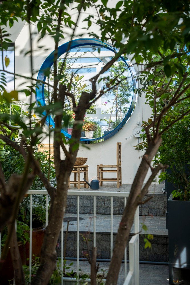 Các ô cửa tròn màu xanh vừa tạo điểm nhấn vừa kết nối tầm nhìn giữa các không gian. Ảnh: Cao Hoa, An Viet Dung