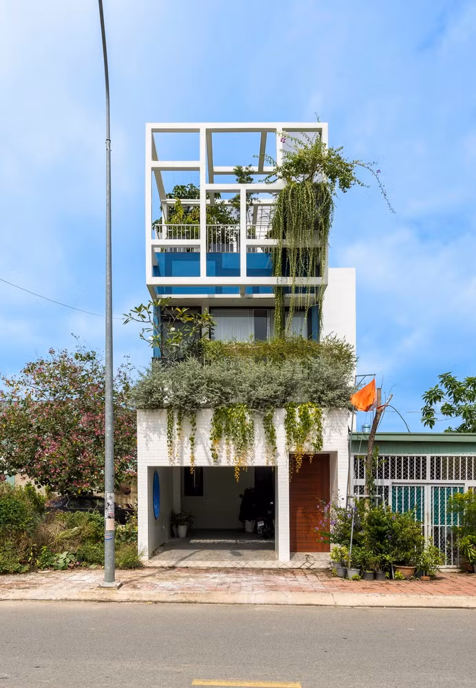 Tọa lạc tại thành phố Thủ Dầu Một, tỉnh Bình Dương, ngôi nhà phố 3 tầng được xây trên khu đất có diện tích xây dựng 150m2, mặt tiền rộng 5m, thuộc sở hữu của gia đình 4 người gồm bố mẹ và hai con. Ảnh: Cao Hoa, An Viet Dung