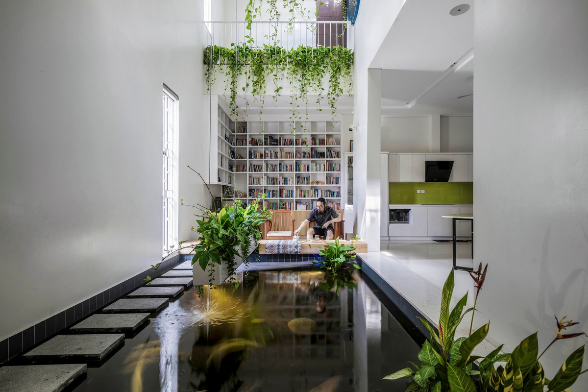 Đáp ứng mong muốn của gia chủ, kiến trúc sư lồng ghép các giải pháp nông nghiệp phố như kỹ thuật Aquaponics cộng sinh giữa cây và cá, tái sử dụng nước cho việc tưới tiêu, giải pháp ủ phân hữu cơ từ thức ăn dư thừa của gia đình... Ảnh: Cao Hoa, An Viet Dung