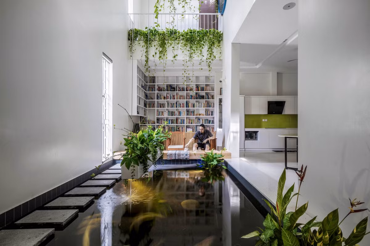 Đáp ứng mong muốn của gia chủ, kiến trúc sư lồng ghép các giải pháp nông nghiệp phố như kỹ thuật Aquaponics cộng sinh giữa cây và cá, tái sử dụng nước cho việc tưới tiêu, giải pháp ủ phân hữu cơ từ thức ăn dư thừa của gia đình... Ảnh: Cao Hoa, An Viet Dung