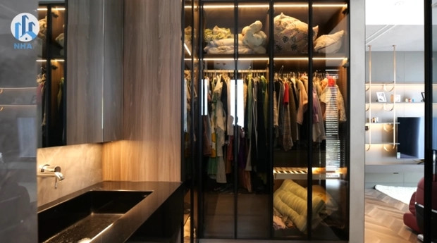 Phòng thay đồ liền kề với lối dẫn vào phòng tắm. Ảnh: Chụp màn hình NhaF