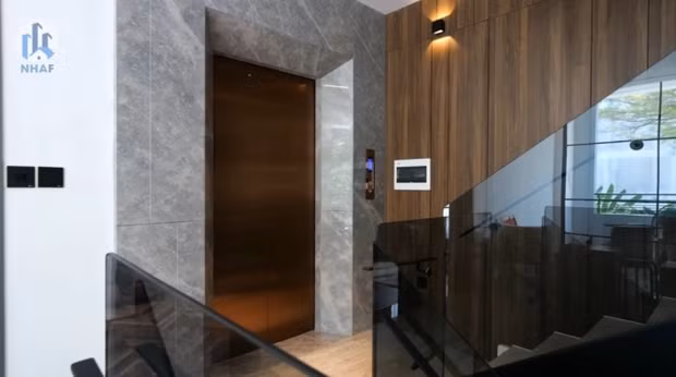 Thang máy được lắp đặt để thuận tiện cho việc đi lại. Ảnh: Chụp màn hình NhaF