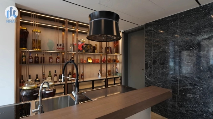 Trong nhà còn có quầy trưng bày rượu. Ảnh: Chụp màn hình NhaF