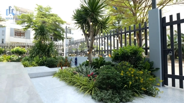 Căn biệt thự có tổng diện tích 210m2, diện tích xây dựng sàn 140m2, còn lại là không gian sân vườn rộng rãi và thoáng mát. Ảnh: Chụp màn hình NhaF