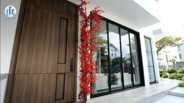 Cửa ra vào bằng chất liệu gỗ cao cấp. Ảnh: Chụp màn hình NhaF