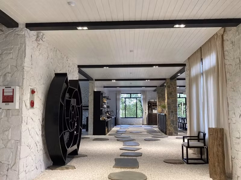 Giữa khu trang trại là căn nhà gỗ để thi thoảng đón bạn ghé thăm. Ảnh: Dân trí