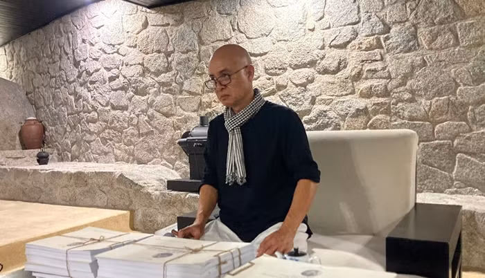 Dù sống trong hang đá nhưng ông Đặng Lê Nguyên Vũ vẫn điều hành công việc ở công ty. Ảnh: Dân trí