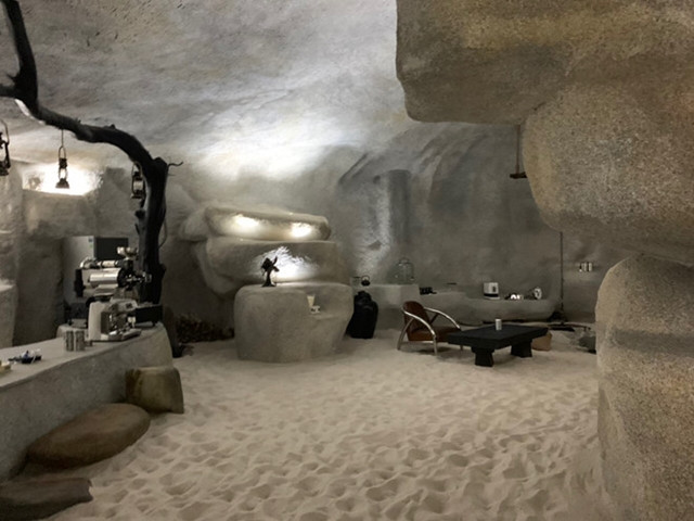 Trong hang đá vài chiếc đèn, mấy bình gốm, máy pha cà phê. Ảnh: Trung Nguyên Legend