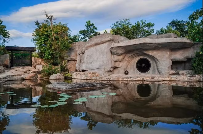 Ông "Vua cà phê" chọn cho mình quần thể hang đá lạ kỳ. Bởi trên núi không khí trong lành, nghe tiếng chim hót suối chảy, yên tĩnh. Ảnh: Trung Nguyên Legend