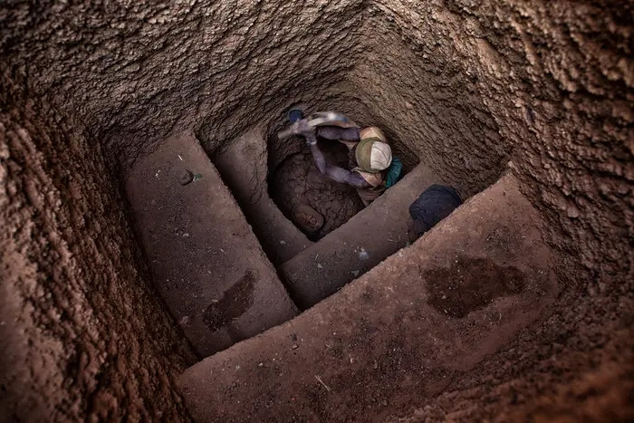 Để đảm bảo an toàn, việc khai thác bị cấm trong mùa mưa, kéo dài từ tháng 7 đến tháng 9. Tuy nhiên, nhiều người không tuân theo lệnh cấm này.