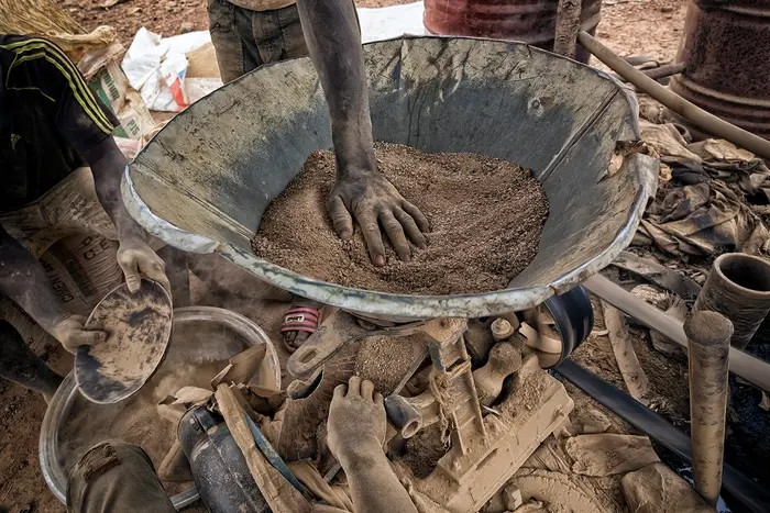 Trong khi nghiền quặng, các kim loại nặng như chì tấn công phổi của công nhân và xâm nhập vào đất, nước uống.