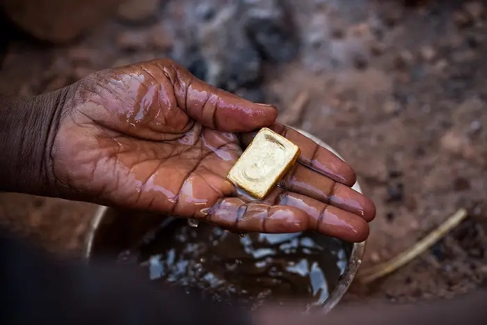 Các thợ mỏ tìm thấy vàng khá thường xuyên. Tuy nhiên, chi phí cho những vật tư như thực phẩm, dụng cụ và dầu diesel để khiến họ thu về chẳng còn đáng bao nhiêu.